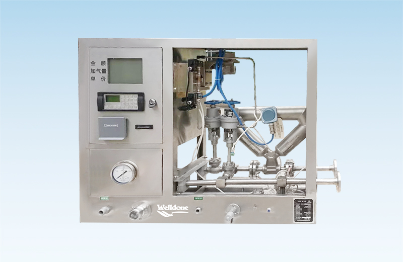 How does an LNG dispenser maintain safety during fueling?