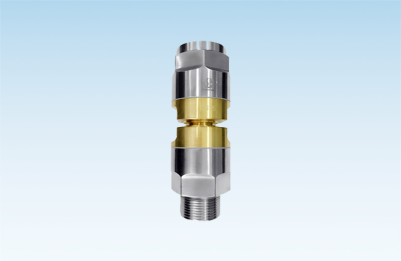 How do LNG dispensers manage vapor during fueling?