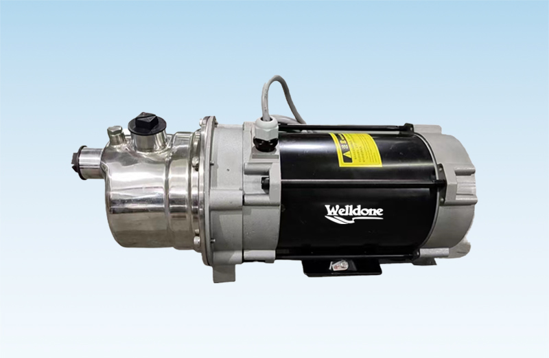 How do urea dispensers handle extreme weather conditions?